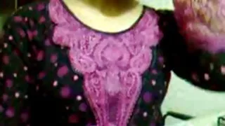 நிர்வாண பெண் தன் கைகளால் தமிழ் செக்ஸ் வீடியோக்கள் ஹேரி புண்டையை கசக்குகிறாள்
